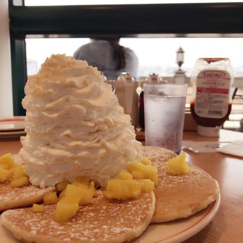 パイナップル ホイップクリームのパンケーキ(Eggs 'n Things お台場店)