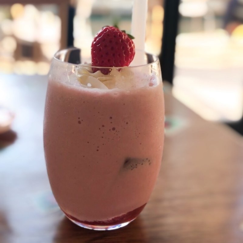 季節のフルーツドリンク・いちご(フツウニフルウツトサボリパーラー)