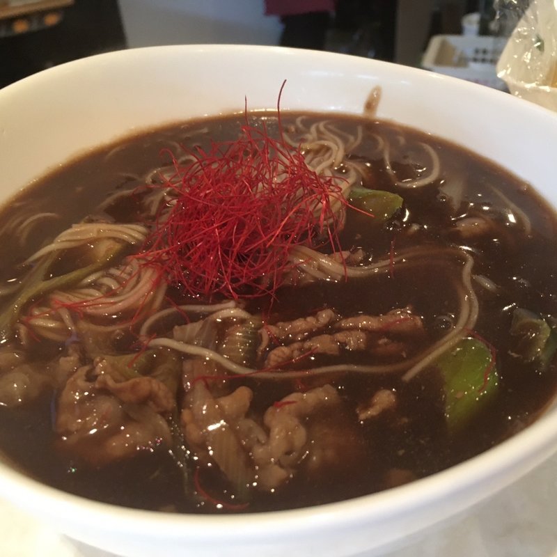 黒カレーにゅうめん(五色そうめんBar ぶろんれちゅ)