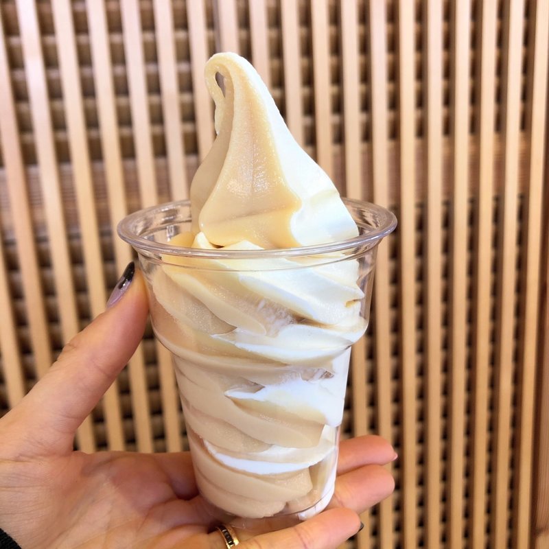 バニラ•桃ミックスソフトクリーム(道の駅　みのぶ)