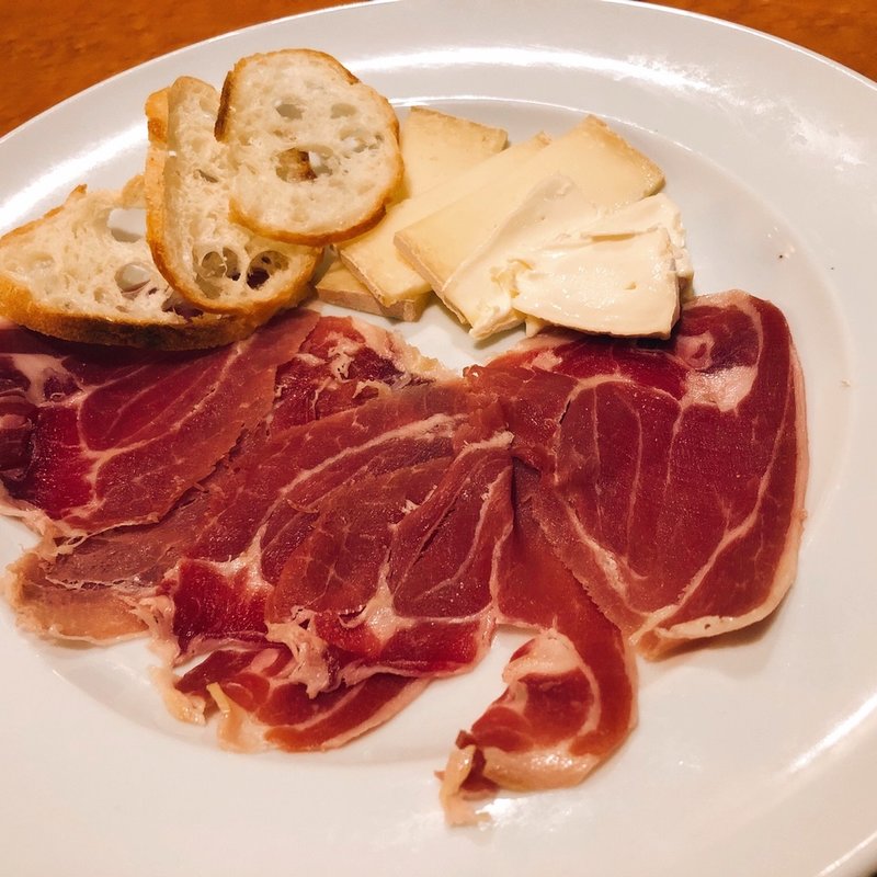 生ハムとチーズの盛り合わせ(イルピーノ)