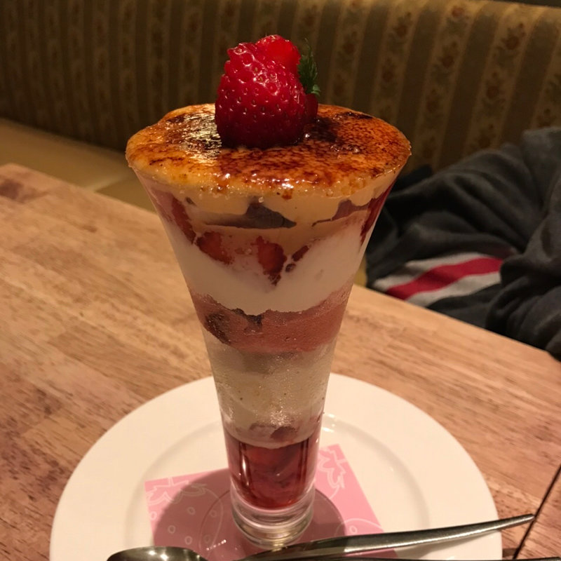 苺のブリュレパフェ(ロイヤルホスト室見店)