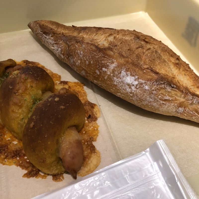 羽付きカレーフランク(元祖パン屋 ネ本屋)