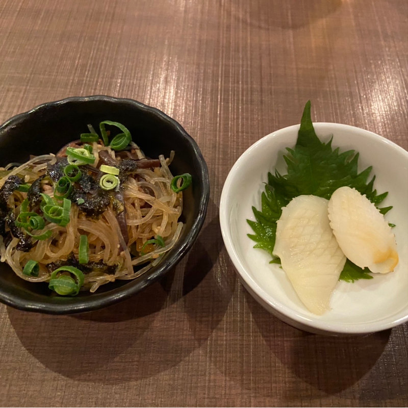 イカの松笠白焼と緑黄春雨と韓国海苔のチャプチェ風(居酒屋 ざかぐら)