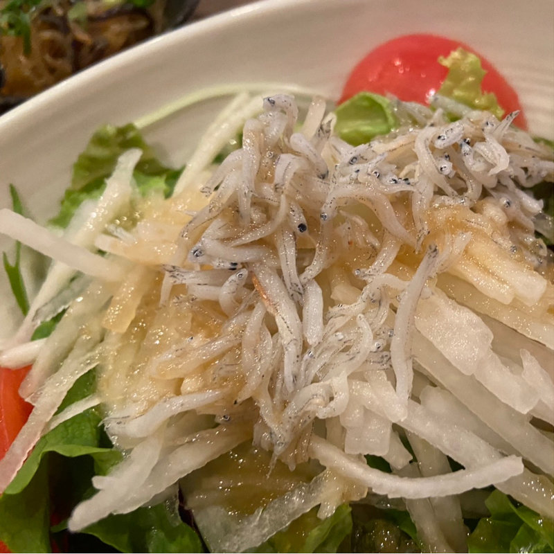 釜揚げしらすと冬大根のサラダ(居酒屋 ざかぐら)