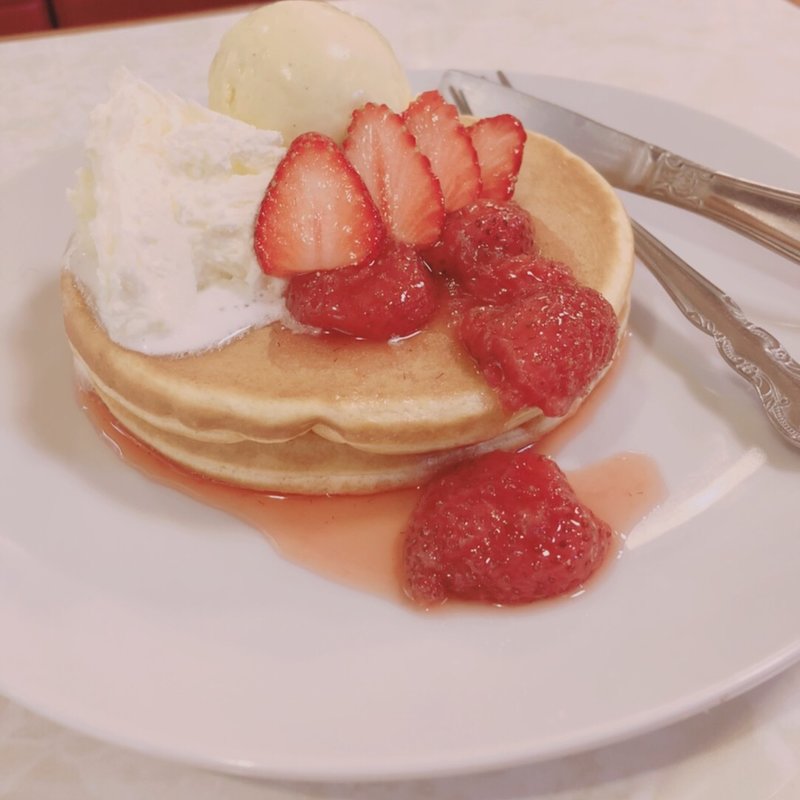 いちごのホットケーキ(はまの屋パーラー)