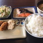 シャケ、カキフライ、粕汁、サラダ(めしや食堂 西宮北)