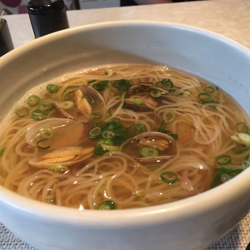 あさりにゅうめん(五色そうめんBar ぶろんれちゅ)