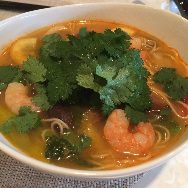 トムヤムクンにゅうめん(五色そうめんBar ぶろんれちゅ)