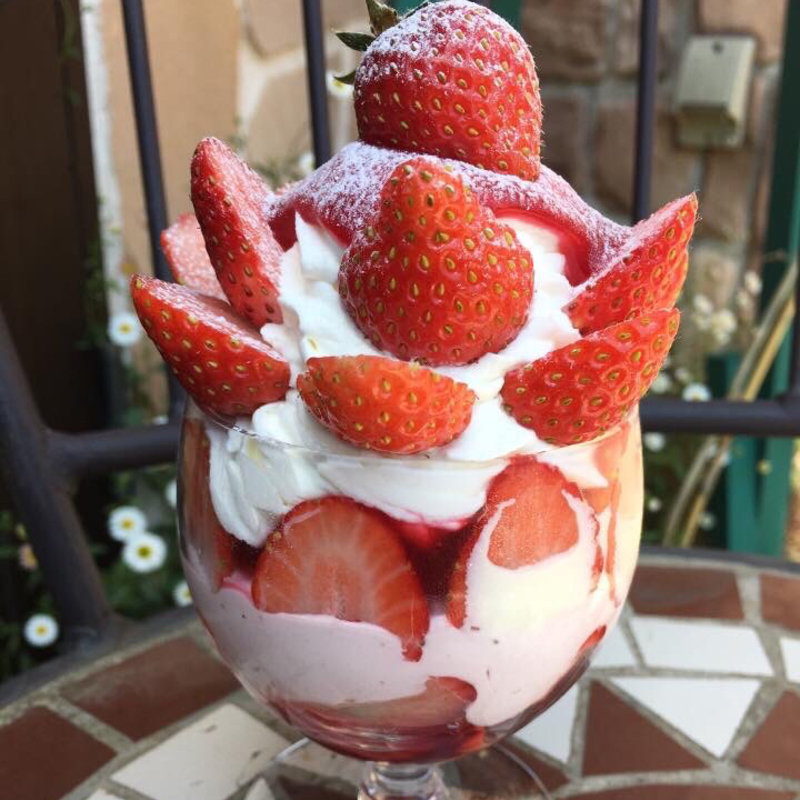 いちごパフェ(ペール・ノエルめじろ台店)