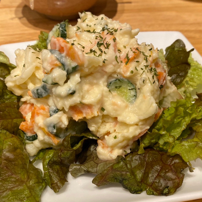 自家製とろ玉ポテサラ(焼肉・ホルモン酒場 まるぞう)