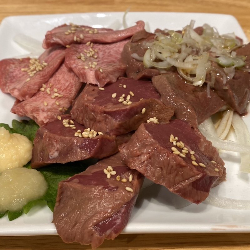新鮮！肉刺し三種盛り合せ(焼肉・ホルモン酒場 まるぞう)