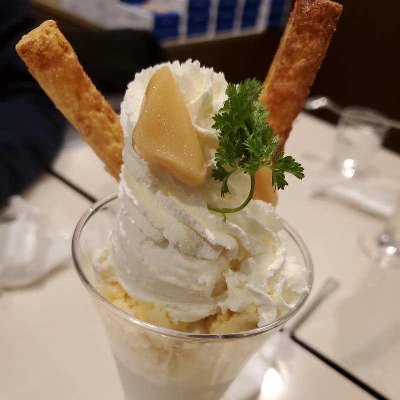 スノーロイヤルパフェ(雪印パーラー 本店)