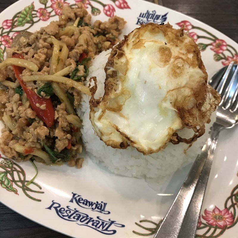 鶏肉のバジル炒めご飯(ゲウチャイ)