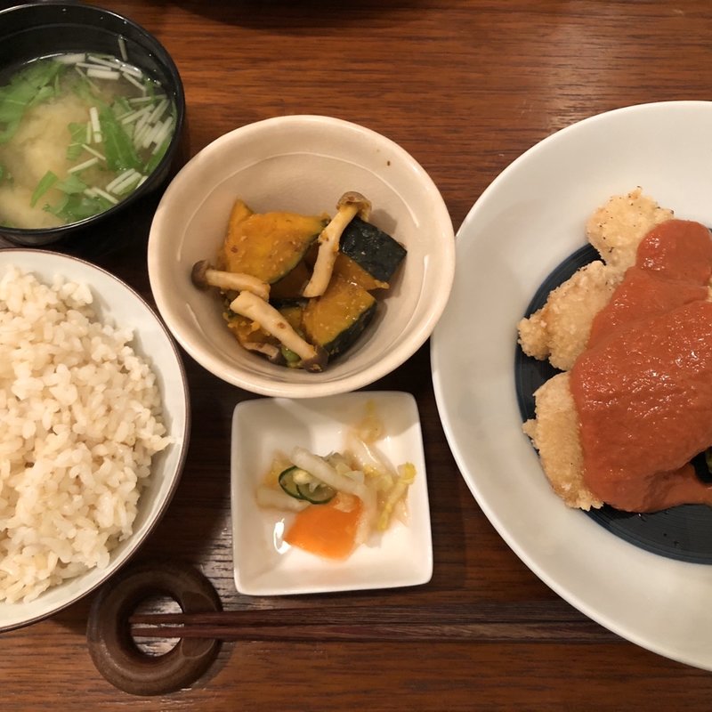 かれいの唐揚げ・トマトとパプリカのロメスコソース(aunt MIMI)