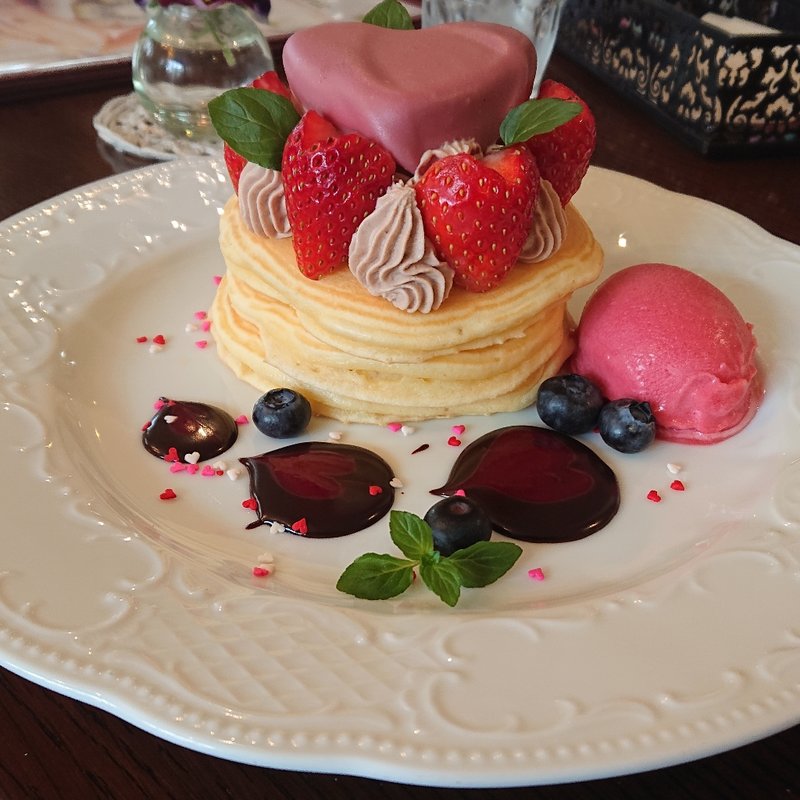 ルビーチョコレートとモカクリームのパンケーキ(カフェ アンジェ)