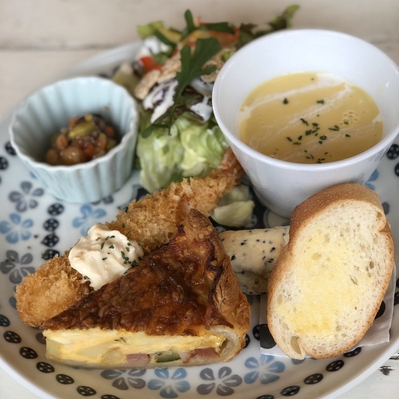 キッシュランチ(R cafe·つばめドーナツ【アールカフェ·ツバメドーナツ】)