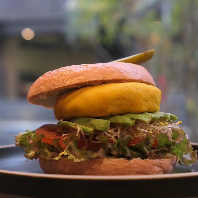 パンプキンカレーフムスのベーグルサンド（パンプキンフムス、レタス、アボカド、トマト、スプラウト、豆腐マヨネーズ）(HOFF)