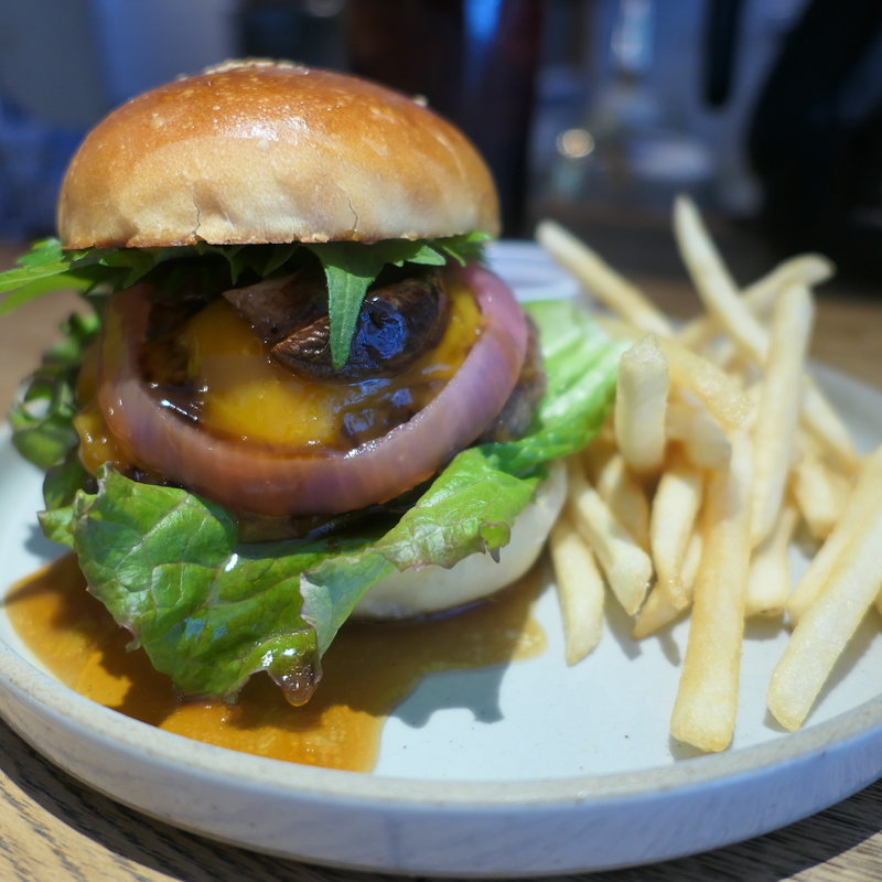椎茸バーガー（パティ、椎茸、大葉、チェダーチーズ、オニオンキャラメリゼ、テリヤキ）(HOFF)