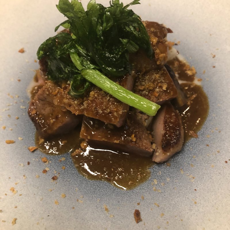 香味野菜で2日間マリネし軽く燻製をかけた
山形県産 米沢豚肩ロースのロースト
フォアグラとフォンドボーのソース(ビストロオーズ)