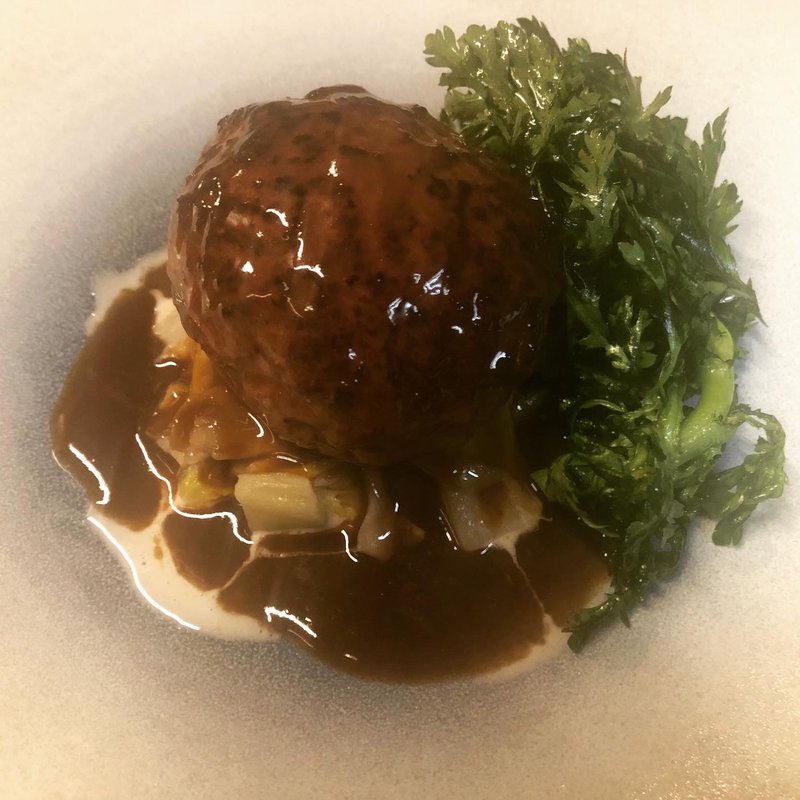 ゴルゴンゾーラとクリームチーズとドライフルーツを詰めた
仔羊の爆弾ハンバーグ 赤ワインのソース(ビストロオーズ)