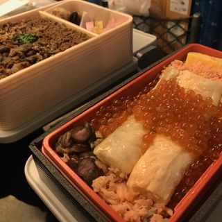 こぼれイクラととろサーモンハラス焼き弁当(駅弁屋 祭 )