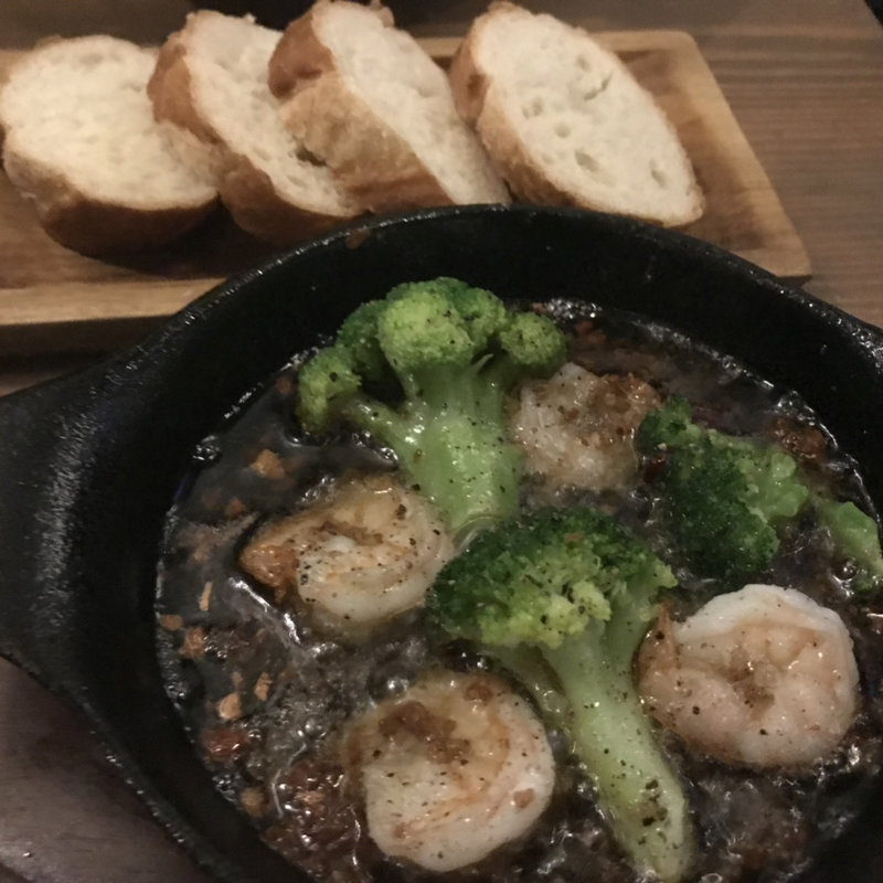 エビとブロッコリーのアヒージョ(087cafe ~OHANA~)
