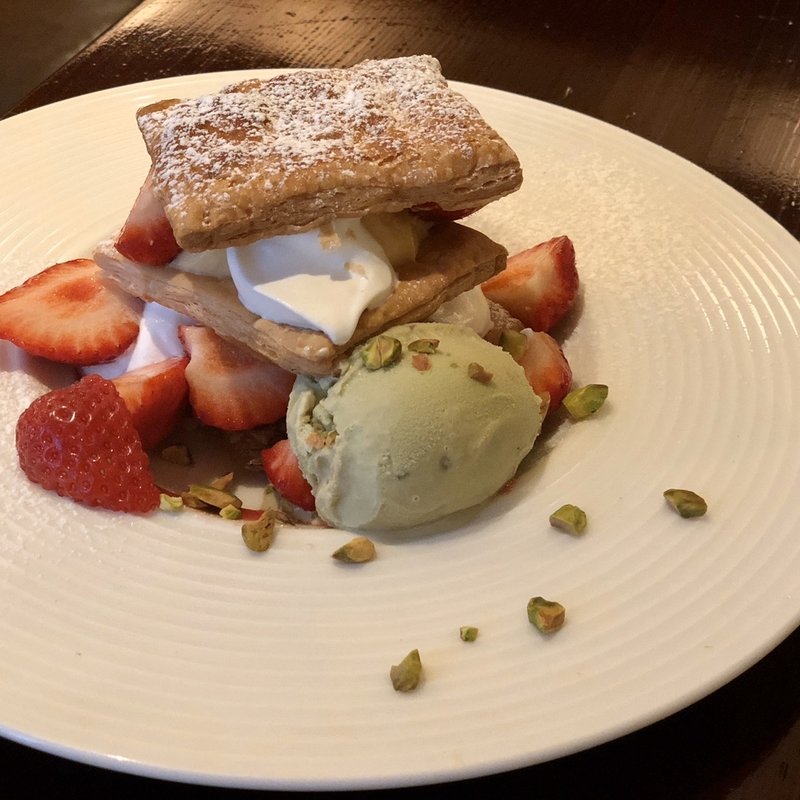 博多あまおうのミルフィーユローストピスタチオアイス添え(カフェ・ド・ラパン )