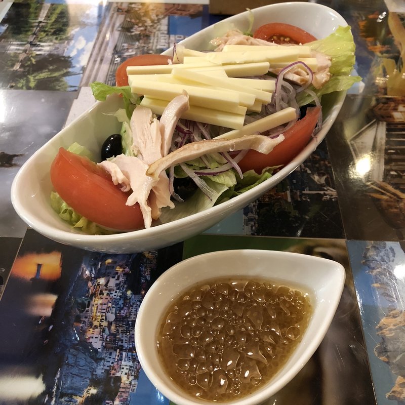 ギリシャ風サラダ(チーズのせ)(食堂　せかい （WORLD KITCHEN）)