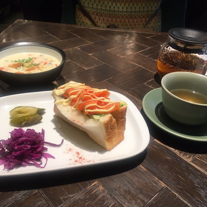 サーモン・アボカドサンド(コールスロー付き)(tavern on S)