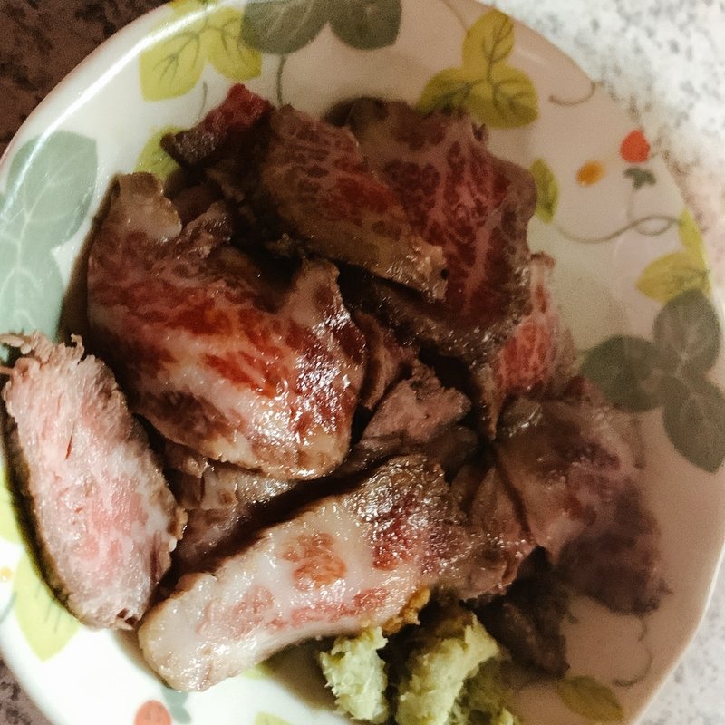 牛タタキ(肉のまえかわ やきとり・立ち飲み (株)前川商店)