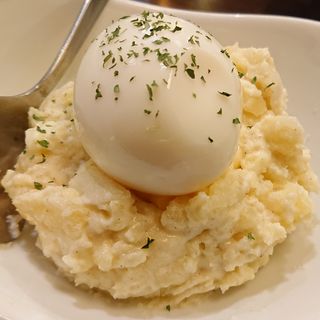 自家製ポテトサラダ～半熟たまごのせ～(やきとり家 すみれ 川崎店)