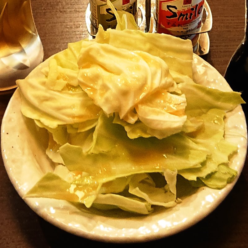 お通し（塩ダレキャベツ）(やきとり家 すみれ 川崎店)