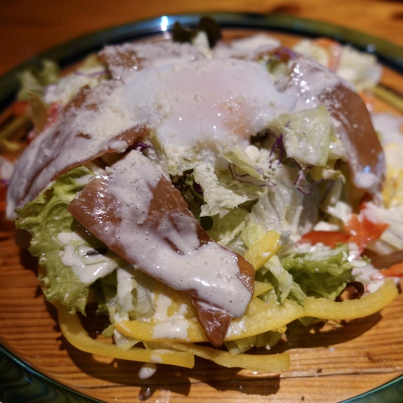 あぐ〜の生ハムと温泉タマゴのシーザーサラダ (沖縄料理しまぶた屋 )