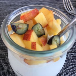 フレッシュフルーツのギリシャヨーグルト(Santorini Cafe)