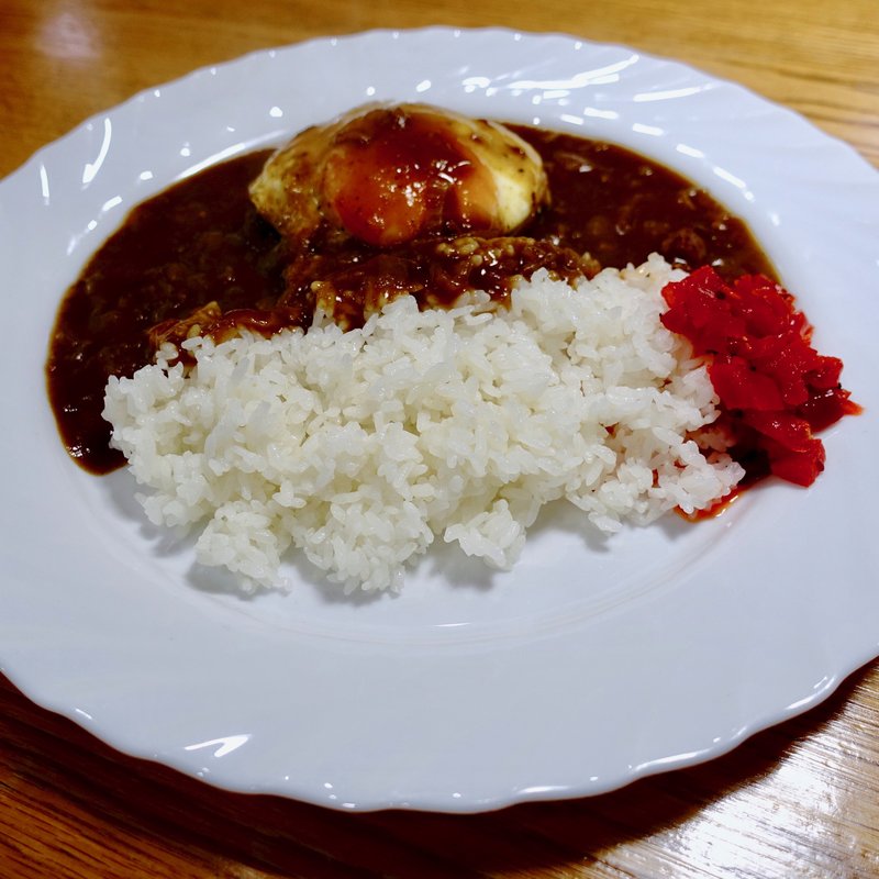 ハンバーグカレー+目玉焼きトッピング(明るい農村)