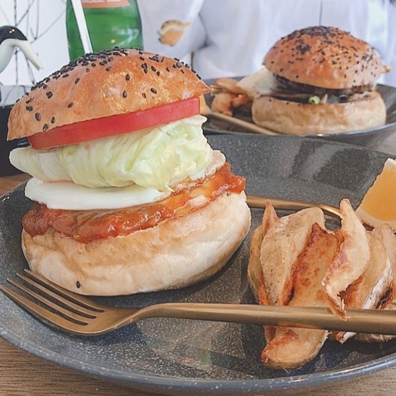 チーズバーガー(FUCKIN’ DELICIOUS BURGER)