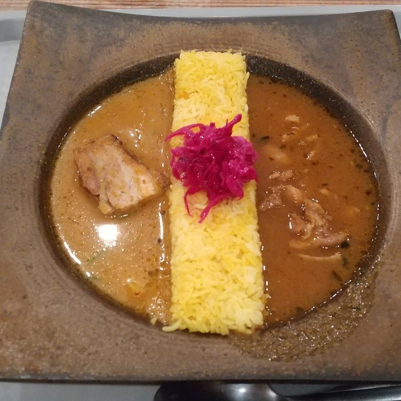 2種盛り(チキンと豚肉と新じゃがのカレー)(ピワン)