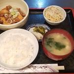 すき焼き風肉豆腐定食(びいはうす)