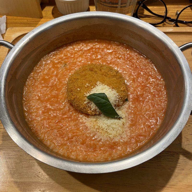 トマトソースとメンチのリゾット(RISO CANOVIETTA)