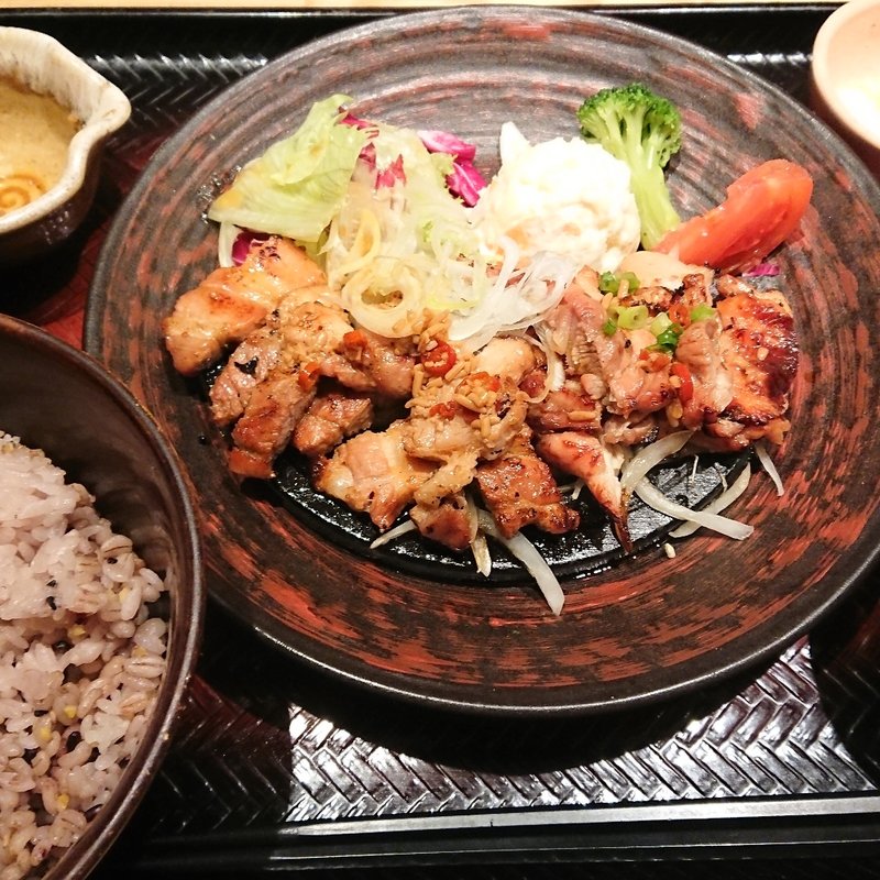 四元豚の醤油麹漬けともろみチキンの炭火焼き定食(大戸屋ごはん処 ノースポートモール店)