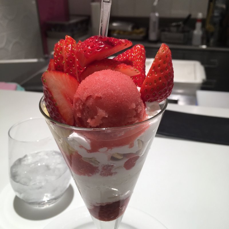 イチゴパフェ(タカノフルーツパーラー パフェリオ本店)
