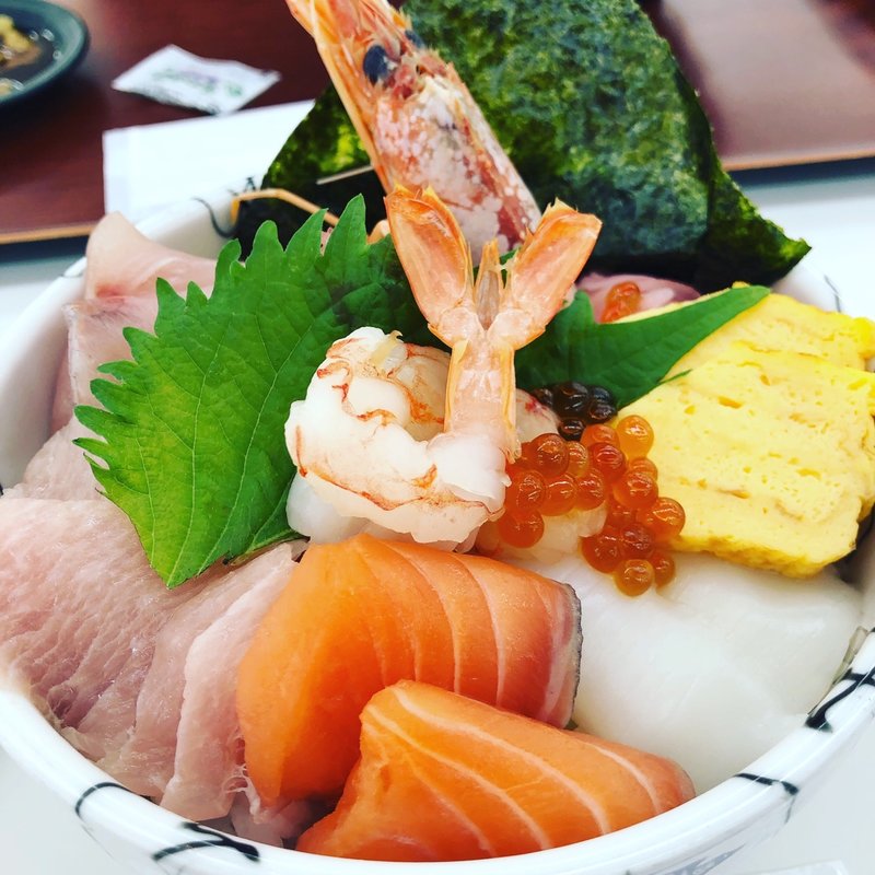 メガ盛り海鮮丼(大起水産 街のみなと まぐろパーク 堺本店)