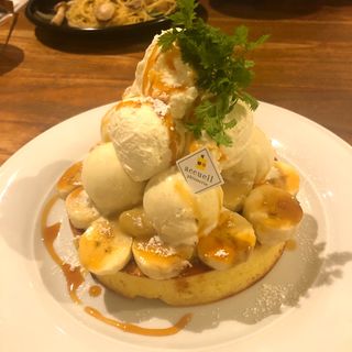 バニラ＆ホイップ＆バナナパンケーキ キャラメルソース(カフェ アクイーユ 恵比寿)