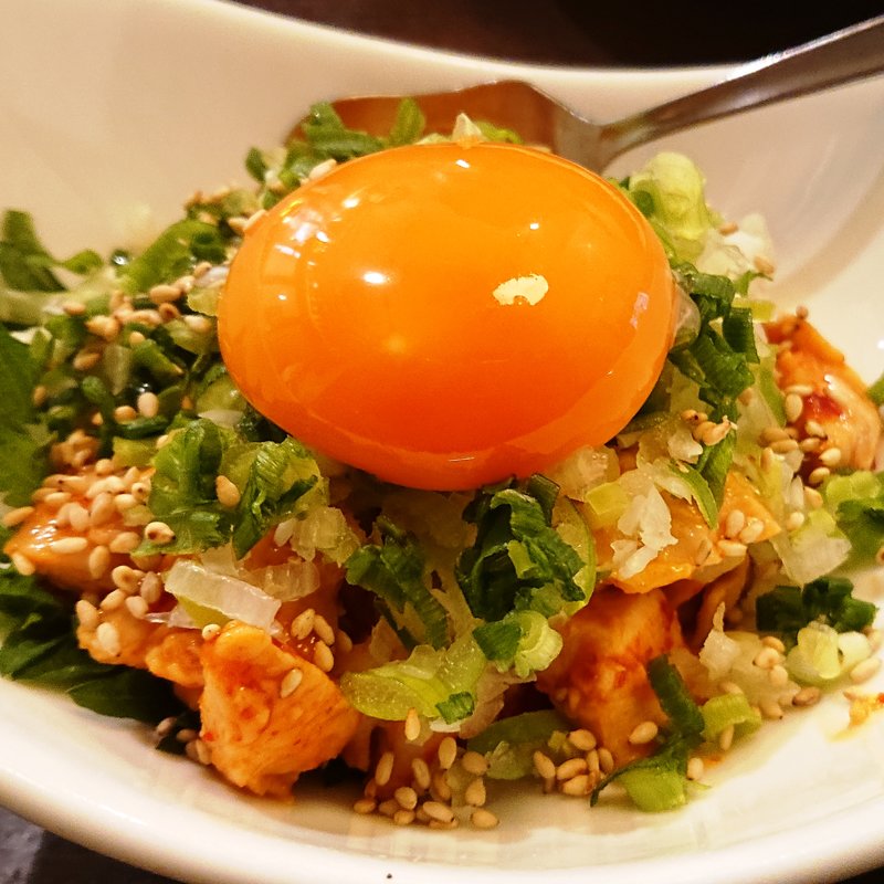 低温調理で作った　鶏みそユッケ(やきとり家 すみれ 川崎店)