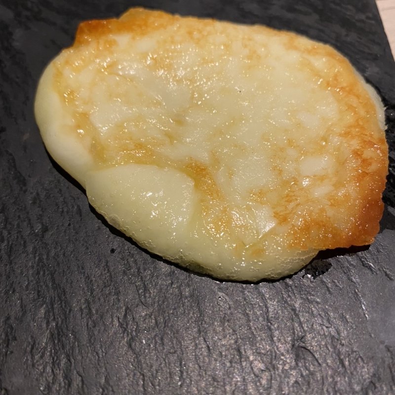 北海道十勝 新田牧場より空輸
カチョカバロチーズ焼き(中目黒いぐち 麻布十番店)