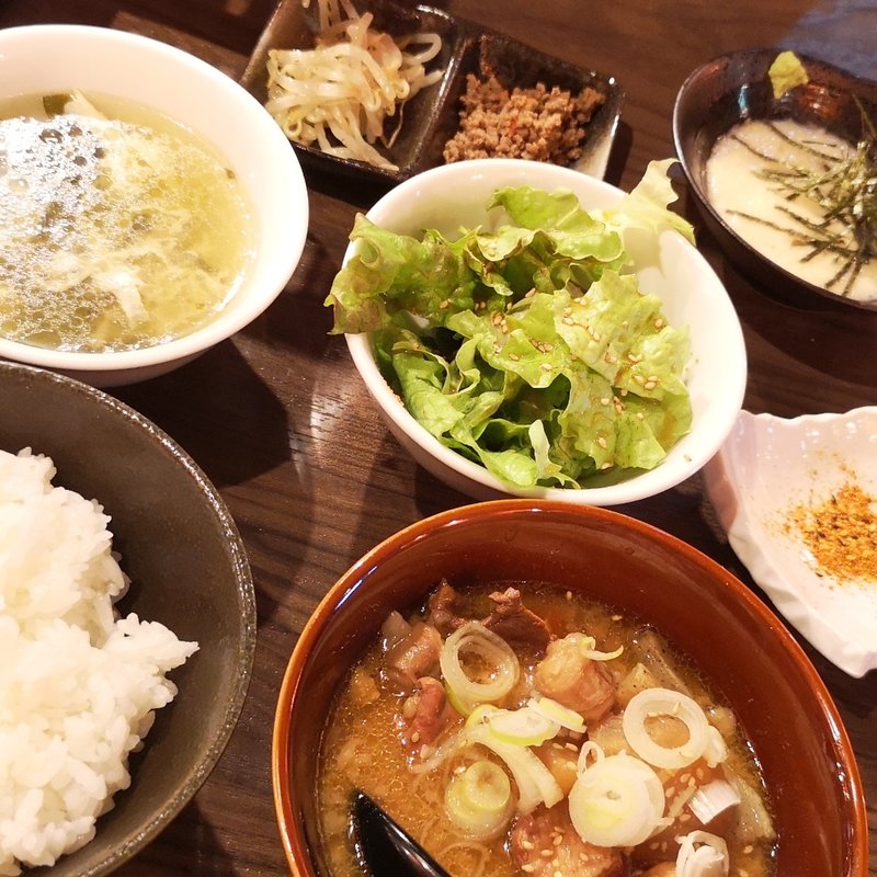 もつ煮込み定食(白か黒)