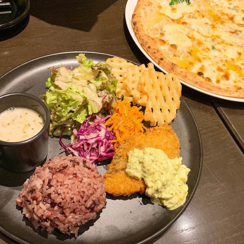 5種のチーズとハチミツのピザ(食堂カフェpotto 都島店)