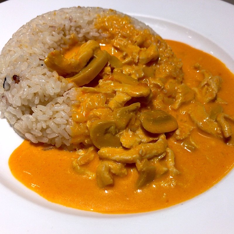 細切りチキンのストロガノフ 16種の雑穀入りバターライス添え(マトリョーシカ 上野マルイ店)