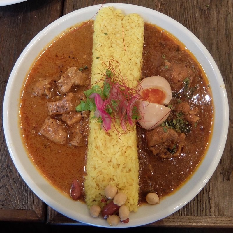 「チキンカレー」&「限定W山椒のポークカレー」の2種盛り(スパイシーカリーハウス半月)